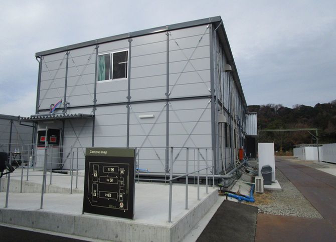 院外に建てられたプレハブのコロナ臨時病棟