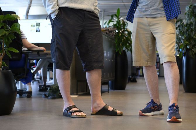 オフィスでショートパンツを着用している男性=2024年5月27日