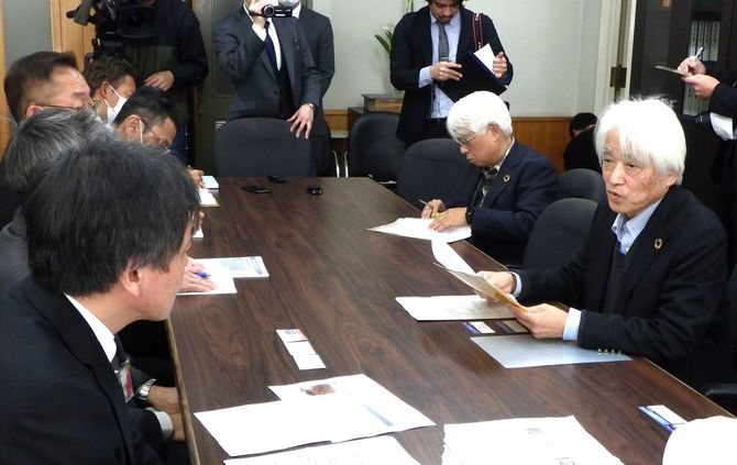 大型ドーム球場に反対する馬塚さんたち（静岡県庁）