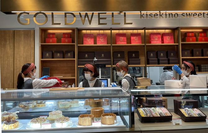 「デパートリウボウ」1階に開業したGOLDWELL1号店。一番人気の看板商品は「井戸」を模したキセキノチーズケーキ。沖縄県内でチーズやヨーグルトを製造するパメラ・アンさんのギリシャヨーグルトが使われている=2021年3月