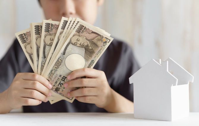 10万円を手に持つ男児