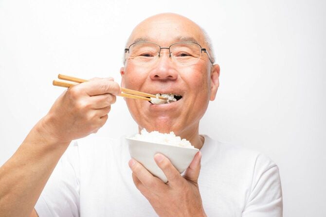 白ご飯を食べる高齢男性