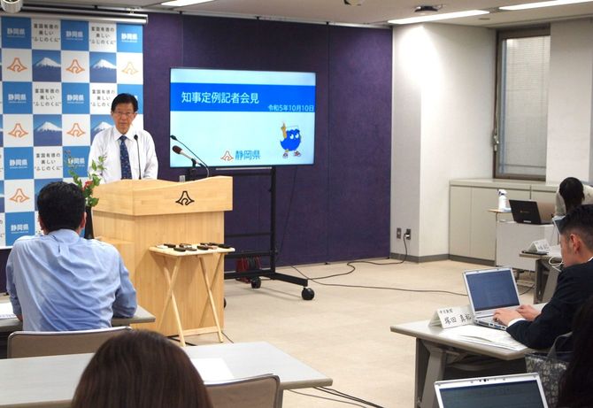 リニア問題で質問が飛び交わされた10月10日の知事会見(静岡県庁)