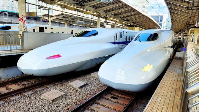 東京駅に並んで停車中の新幹線