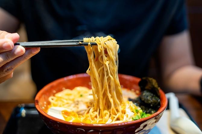 ラーメンを食べる人