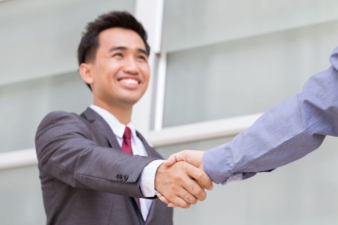 握手するビジネスマン