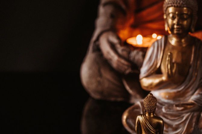 ブッダの像とろうそく