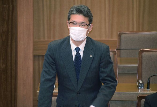自身の行動歴に関する地元紙への情報提供を巡り、一連の経緯と自身の処分について県議会で説明する河野俊嗣宮崎県知事(=2023年1月20日午後、同県庁)