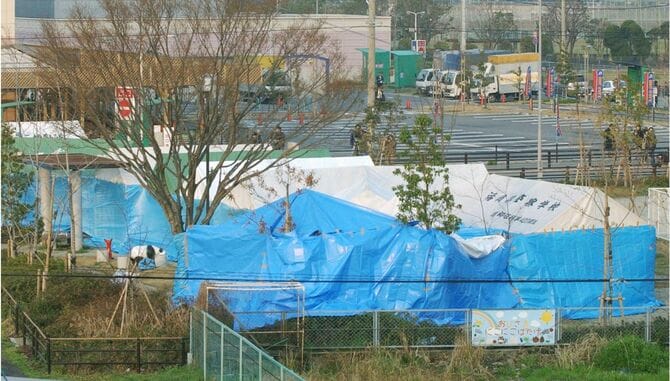 鈴木泰徳容疑者を立ち会わせて行われた大井北公園での現場検証＝2005年3月24日午前、福岡市博多区