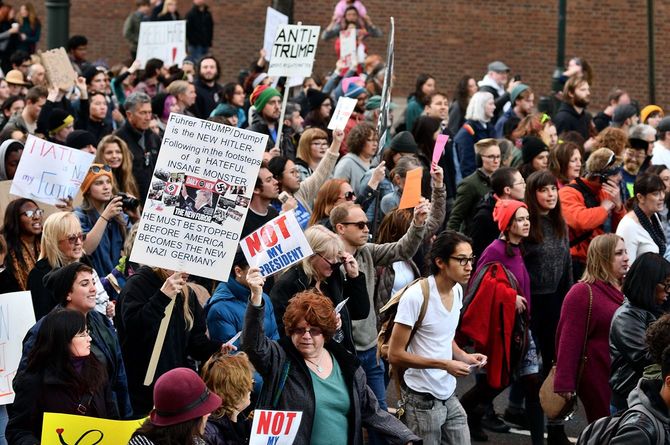 トランプが大統領に選出された後、米国の主要都市で抗議デモが起こった。2016年11月13日、米国ペンシルバニア州