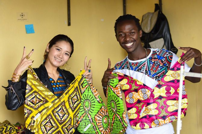 河野リエさん（左）と、創業時から「RAHA KENYA（ラハ・ケニア）」に商品を提供しているテーラーのウィリアムさん（右）。ケニア・ナイロビで