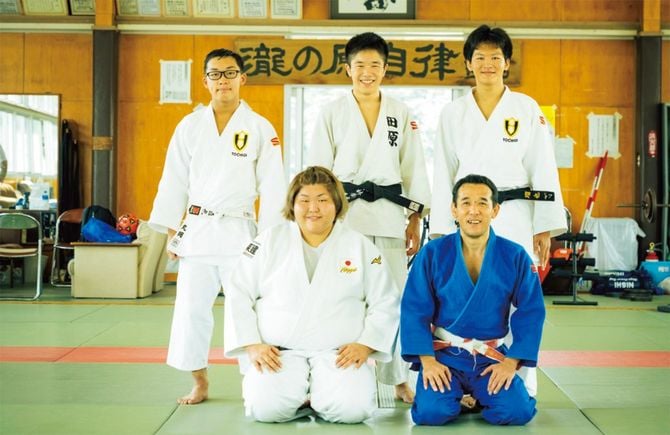 一緒に練習をしている栃木県立宇都宮高等学校柔道部の市川敦俊監督(1列目右)と部員たち。