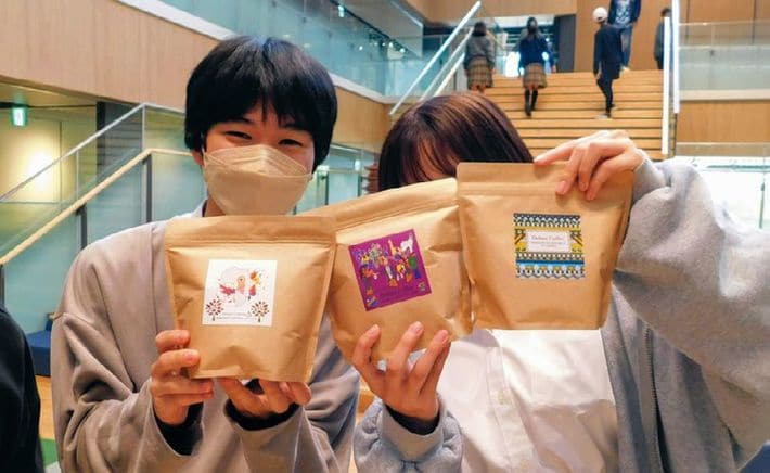 「珈琲ラボ」では、コーヒーの栽培や焙煎の方法から、労働問題や環境問題まで深めていく