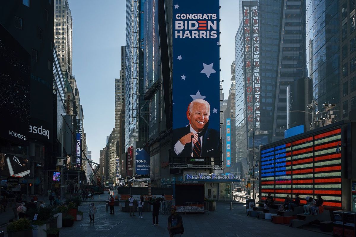 タイムズスクエアを背景にしたアメリカのバイデン大統領