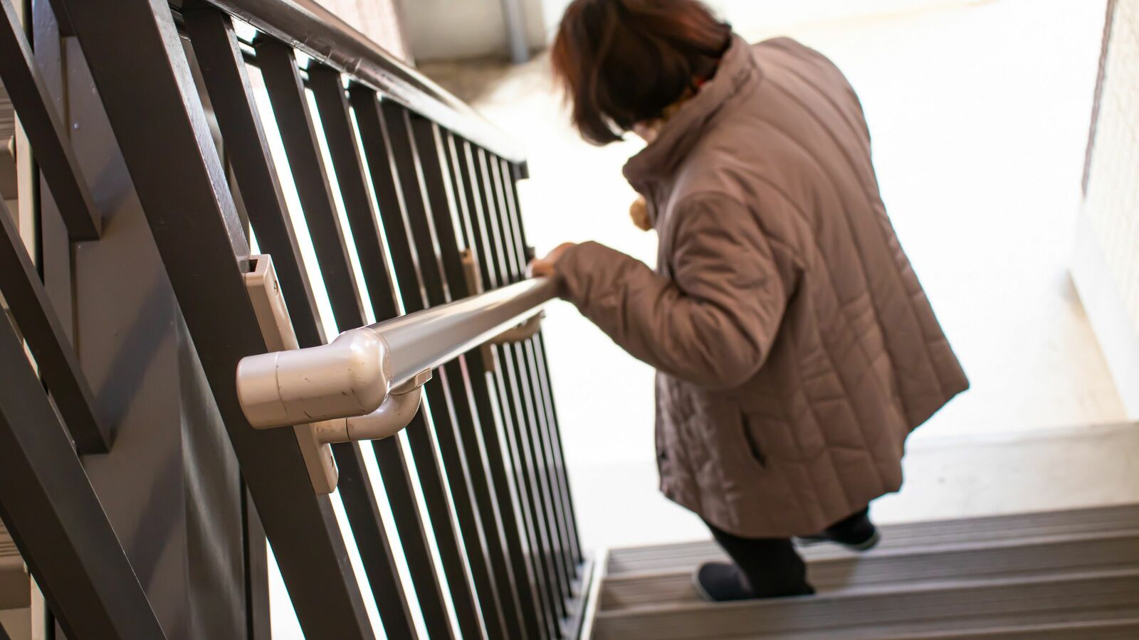 親の老化のサインに気づいたら…貯金通帳や生命保険より先に保管場所を確認すべき"超重要書類"【2024夏のイチオシ】 10年以上前に送られてきて､行方不明になっているケースが多い