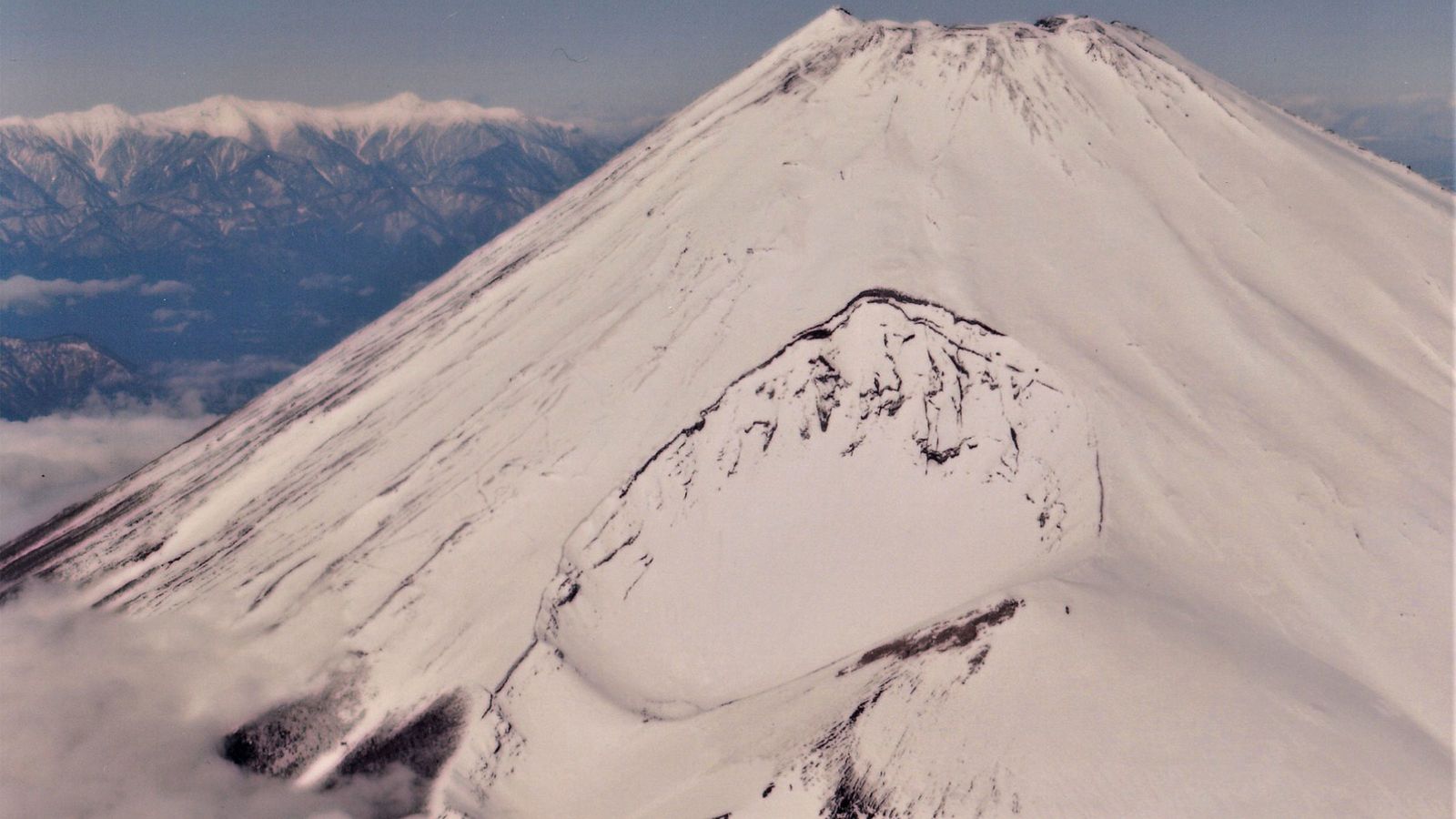 ｢戦争の道具｣にも｢外国人客の見世物｣にもなる…富士山が｢何にでも使える都合のいい山｣に成り下がった理由 夏目漱石は富士山を日本に例えて｢亡びる｣と言った