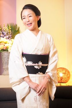 高梨凛ママ 茨城県出身。地元の高校卒業後、福島県いわき市にあるスパリゾート・ハワイアンズでフラダンスのショーダンサー（フラガール）を務める。20歳で上京。銀座のホステスになり、2010年にママに。創業54年のクラブニュー花に移籍、現場を切り盛りする。