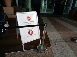 「許可された者のみ(入館可)。すべてのデリバリーの人はここで待つこと」の看板。晴れて「自由の身」になったときに撮影