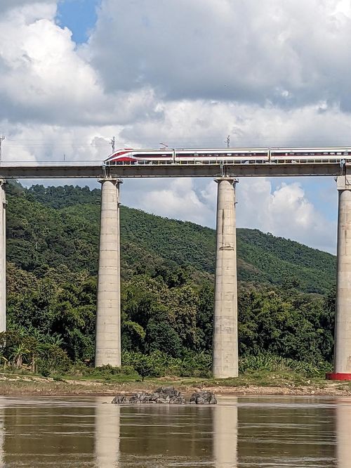ラオスのルアンパバーン北側でメコン川を渡る中国・ラオス間列車
