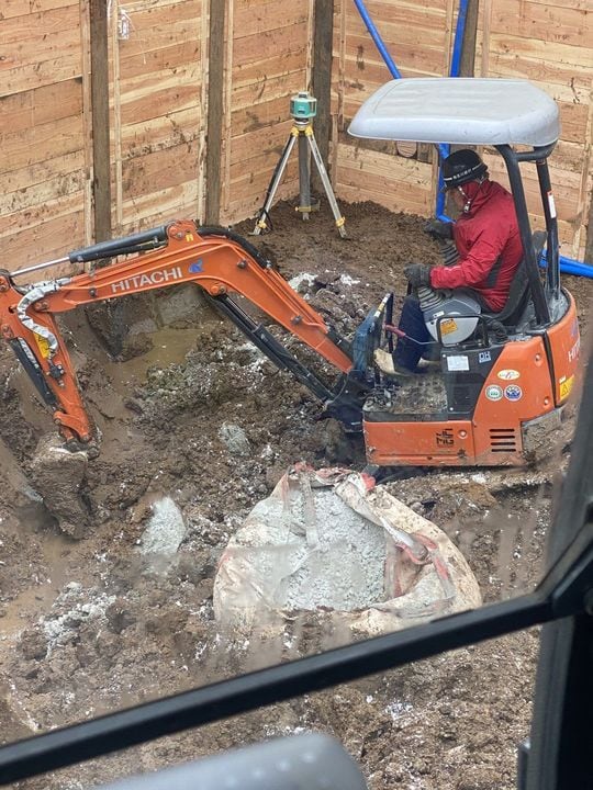 こちらがキャビン無しのミニユンボ。クーラーが付いておらず夏になると非常に暑い