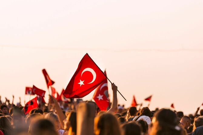 9月9日はイズミルがギリシャ軍から解放された記念日。広場に集う人々がトルコ国旗を掲げている