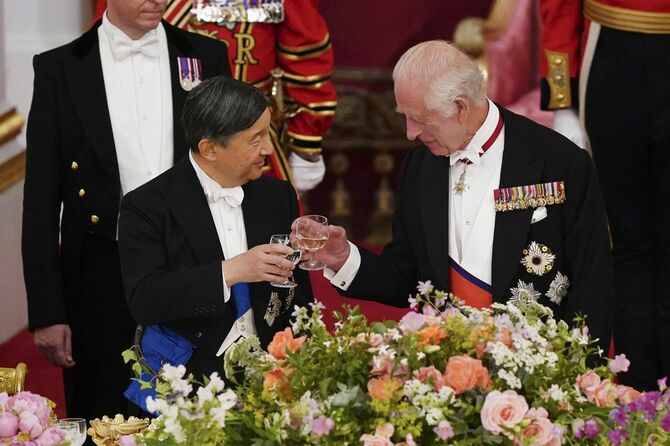 晩さん会で英国のチャールズ国王と乾杯される天皇陛下＝2024年6月25日、ロンドンのバッキンガム宮殿
