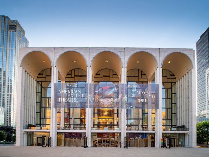ニューヨークにあるメトロポリタン劇場は、世界最大級のオペラハウスとしても知られる。（写真＝Ajay Suresh from New York, NY, USA／CC-BY-2.0／Wikimedia Commons）