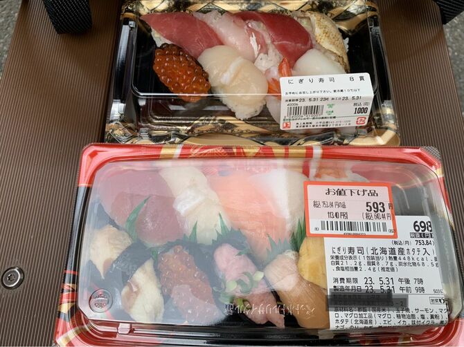 上は角上の握り寿司、下は大手食品スーパーの握り寿司。見た目から違う