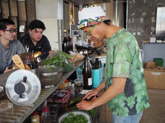 パクチー料理をつくるオーナーの佐谷恭さん。
