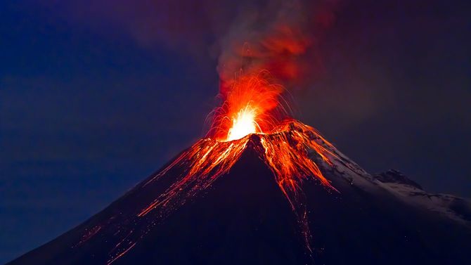 長時間露光で撮影したトゥングラワ火山