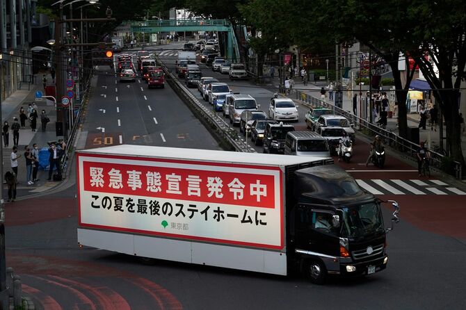 週末の渋谷を走る「緊急事態宣言発令中」と書かれた東京都の宣伝カー