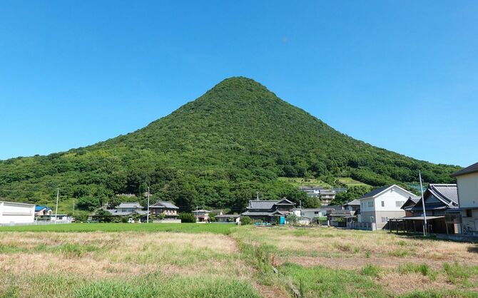 現在の丸亀市、讃岐富士とも呼ばれる飯野山をのぞむ