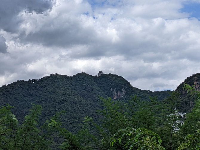 岐阜市北一色から望む金華山連峰（南側山体）