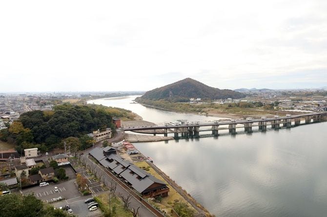 犬山城天守から北西。中央の三角形の山が伊木山城