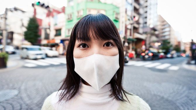 マスクを着けた女性