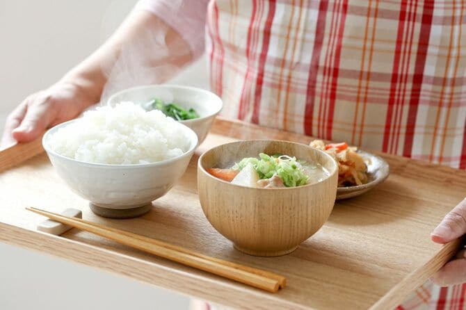 お盆に乗った味噌汁とご飯