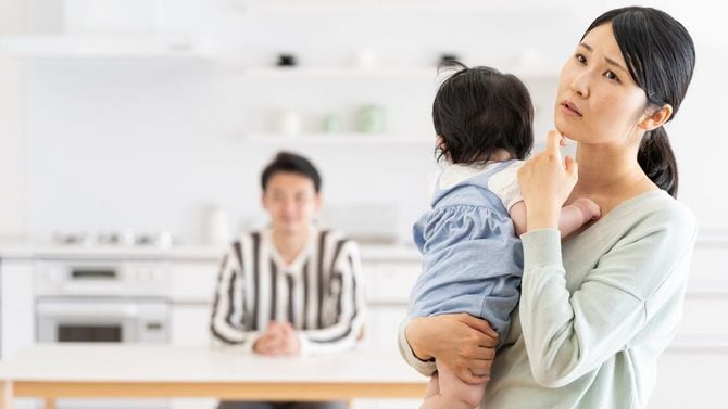 ダイニングルームにいる若い夫婦