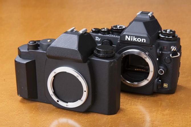 ニコンDf。手前は開発モックアップ