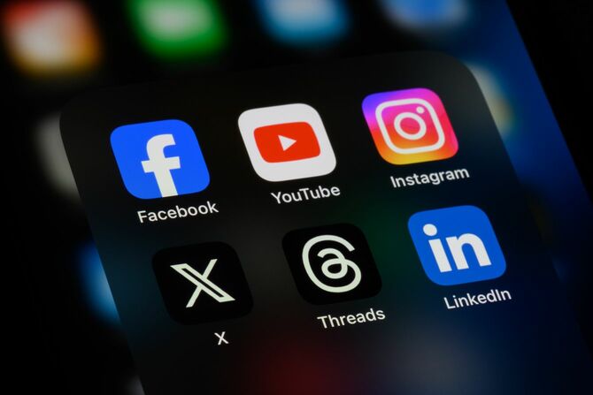 スマホ画面に表示された各種SNSアイコン