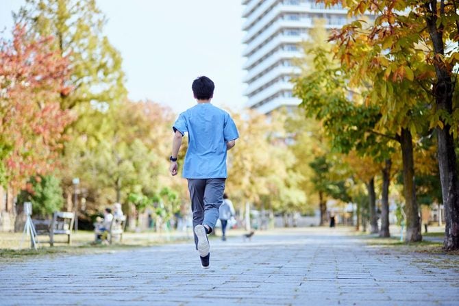 公園でランニング中の男性
