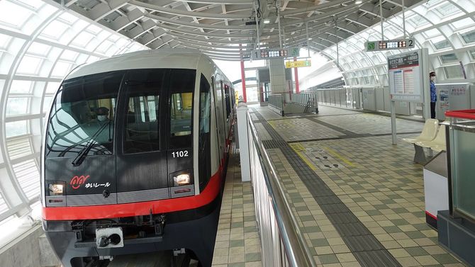 外出自粛で人けのない沖縄都市モノレールの駅＝2020年5月