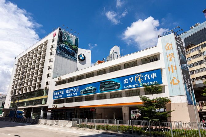 外資系企業にとって中国は簡単に捨てられる市場ではないが（香港のBMWショールーム2021年8月）