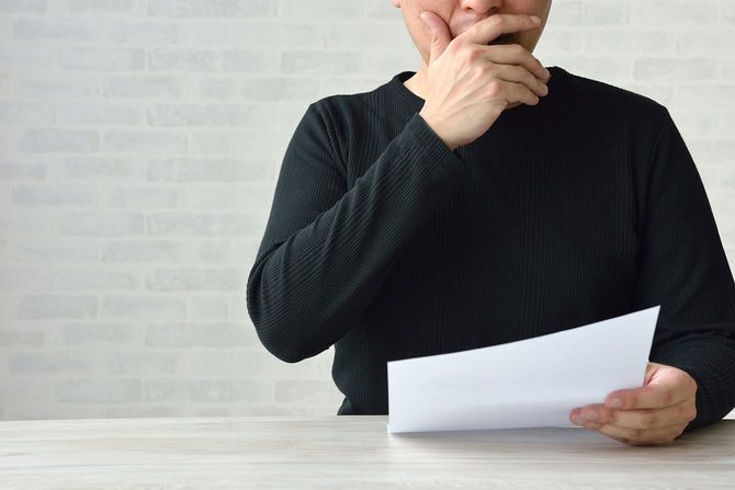 文書を読んでいる間に驚いた男