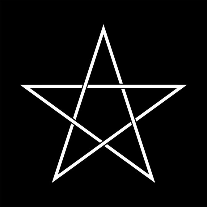 安倍清明判（あべのせいめいはん・あべせいめいばん）は、日本の家紋「安倍清明判紋」の一種である。五芒星ともいい、ペンタグランマと同様に魔よけの意味を持つ。土岐氏の血縁の一族において桔梗紋の代用としても用いられ、「清明桔梗」とも呼ぶがこちらの図案は多少、線が太く描かれる。（写真＝CC-BY-SA-3.0／Wikimedia Commons）