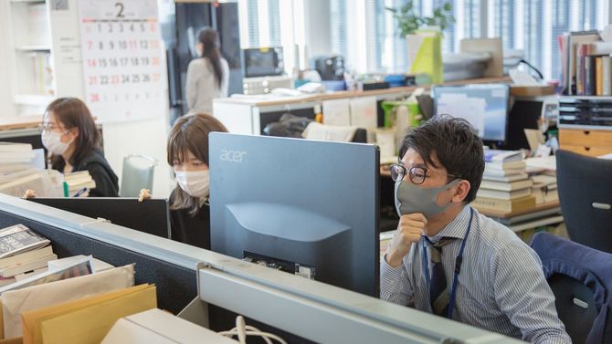 プレジデントオンライン編集部の様子。さまざまな経歴の社員が在籍している