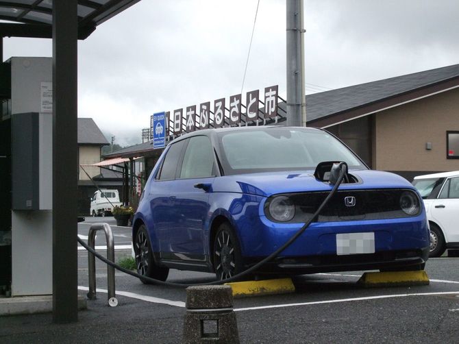 充電中のHonda e