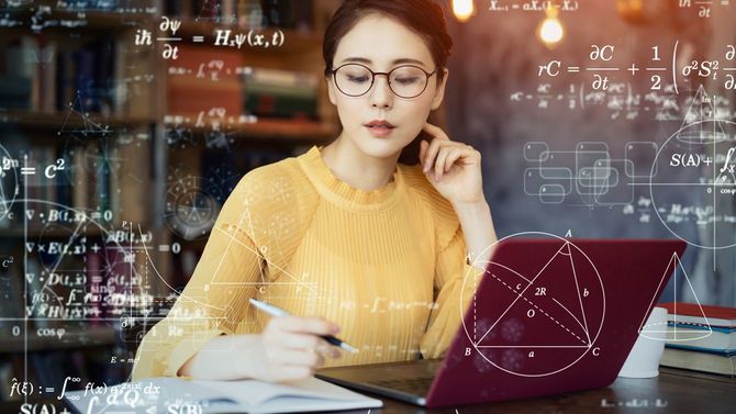 部屋で勉強している若い女性