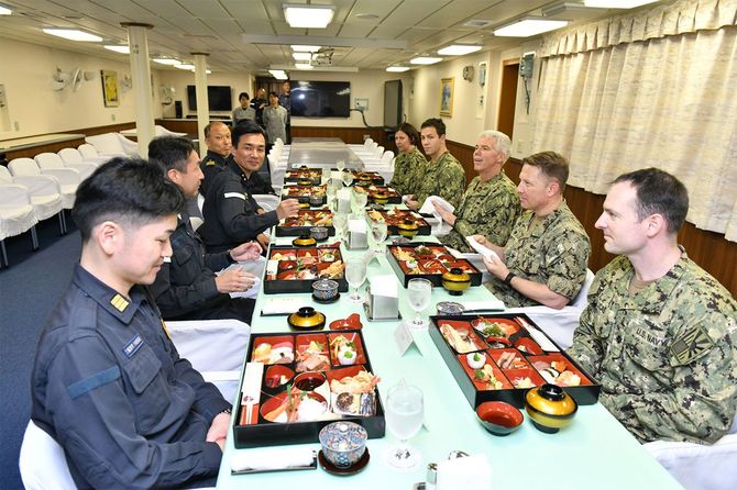 平成31年度インド太平洋派遣部隊の護衛艦「いずも」艦内で会食する日米の幹部