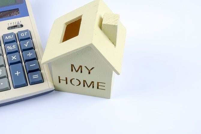 家の模型と電卓