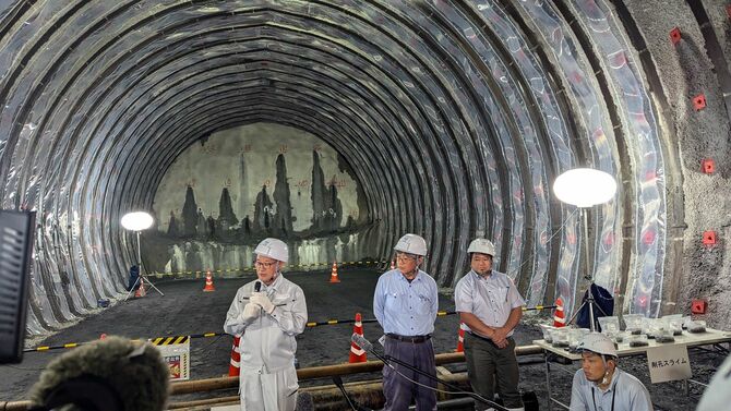山梨県の調査ボーリングを視察したモニタリング会議の矢野座長ら